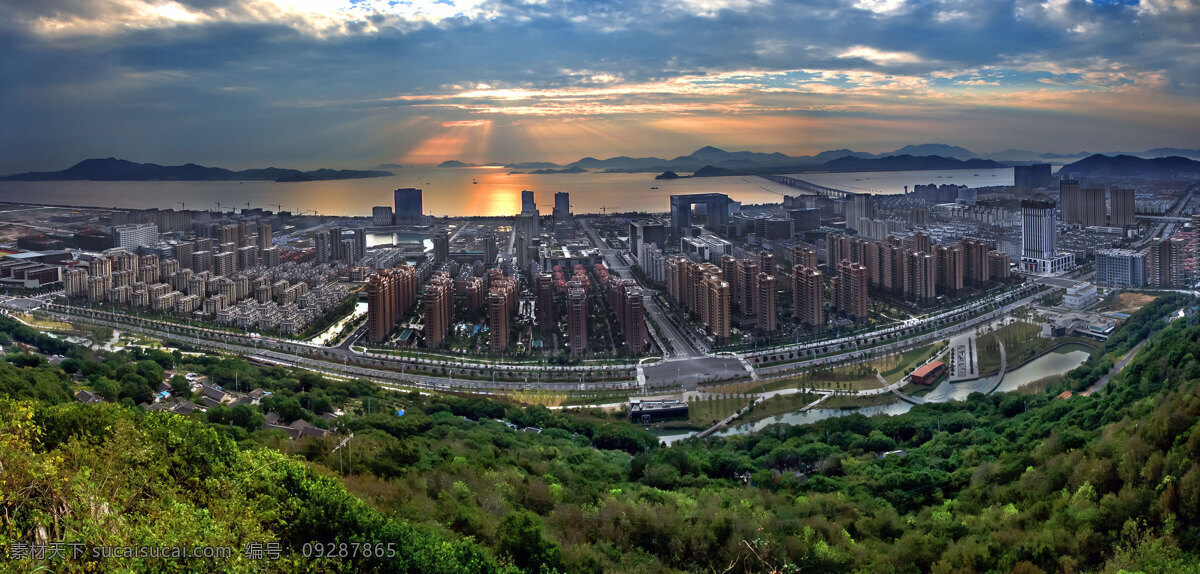辽宁 东港 晨景 云天 阳光 透射 海面 金黄色 城市 各种建筑 大道 树木 景观 旅游摄影 国内旅游