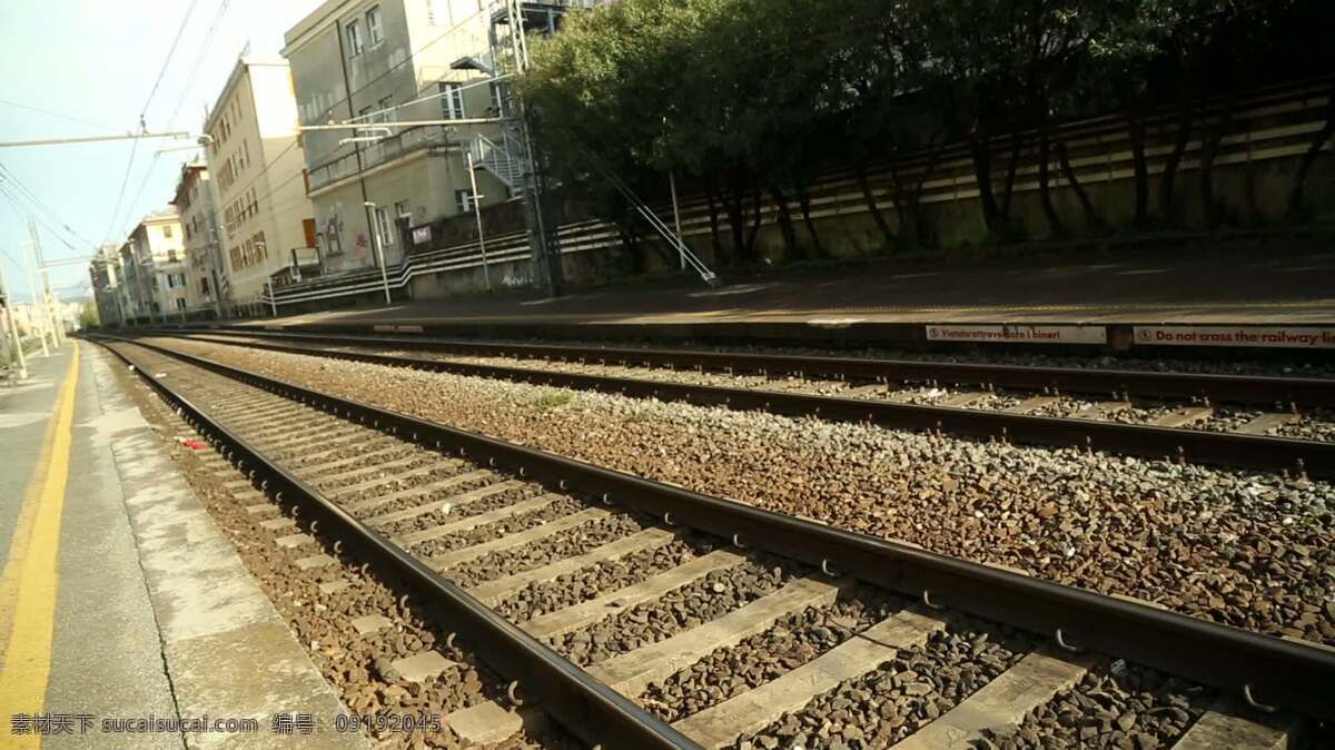 意大利铁路 行业 随机对象 运输 火车 轨道 橙色 建筑 树 移动