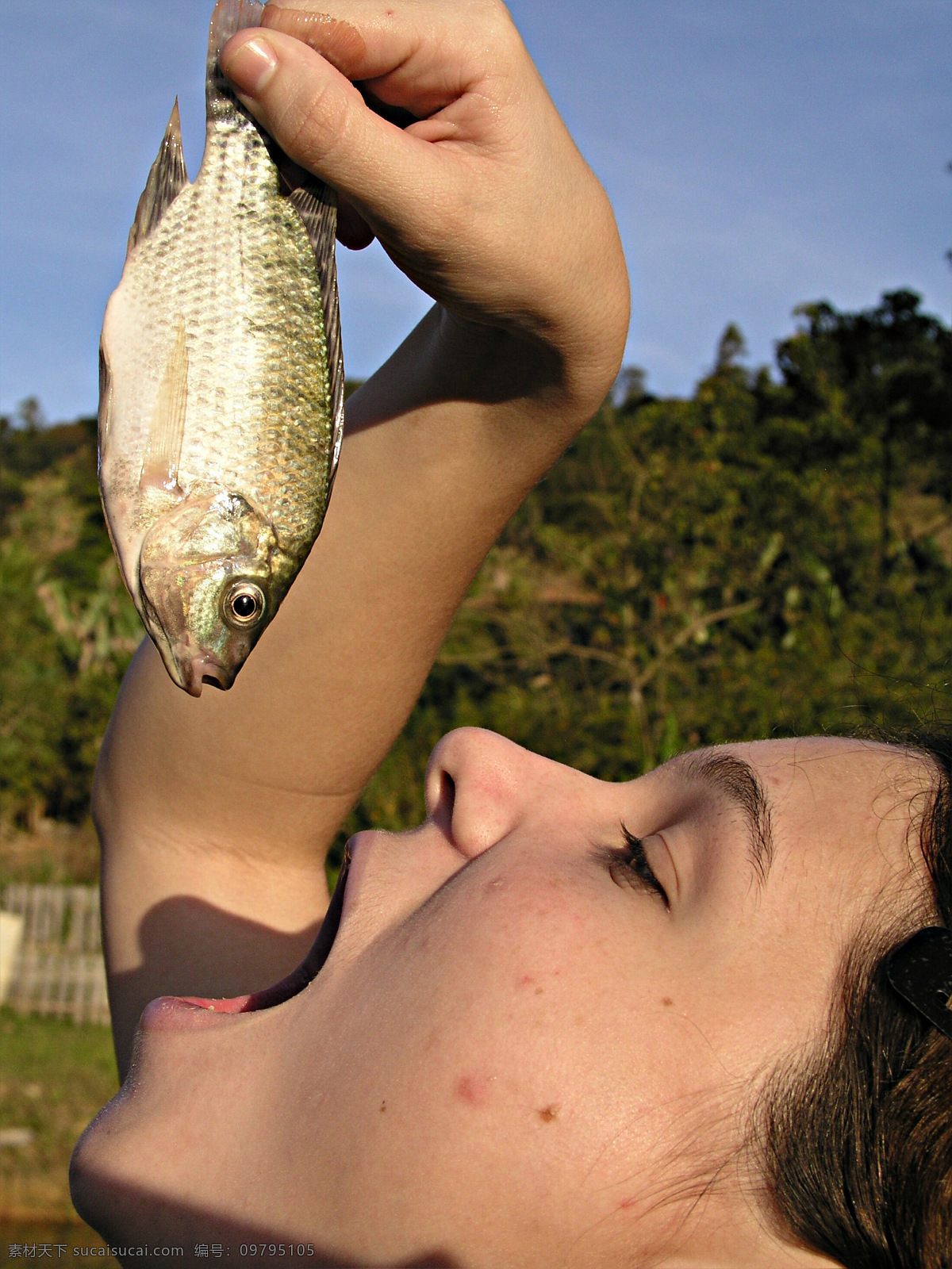 调皮 儿童 钓鱼 人物摄影 人物图库 小孩 鱼 调皮儿童 吃鱼 鱼类和人 抓鱼 生物世界
