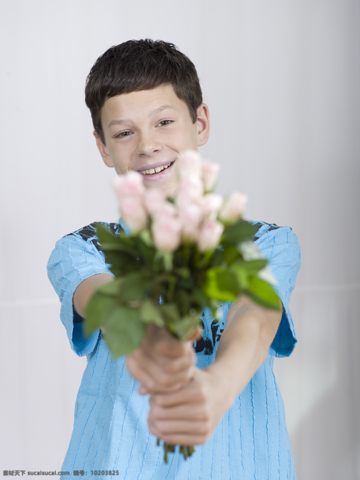 送 玫瑰 青年 男孩 时尚青年 青年男生 阳光男孩 帅哥 玫瑰花 送花 送玫瑰 情人节 生活人物 人物图片