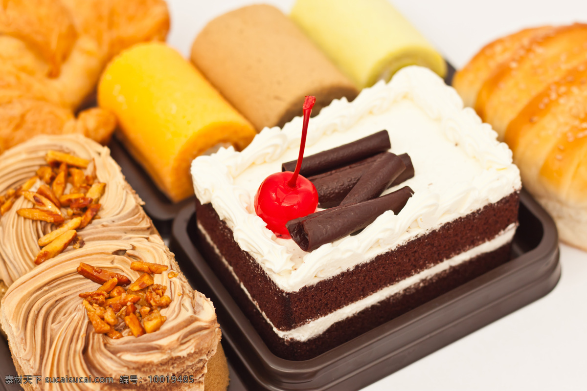 盒子 上 面的 巧克力 蛋糕 糕点 樱桃 奶油 生日蛋糕图片 餐饮美食