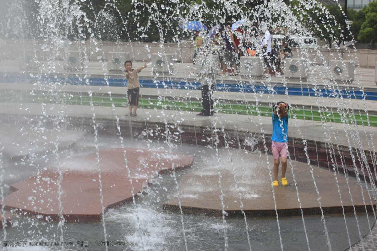 儿童 风景 建筑 旅游摄影 喷泉 人文景观 摄影图库 上海风光 戏水 上海景色 人民广场 大都市风光 生活 旅游餐饮
