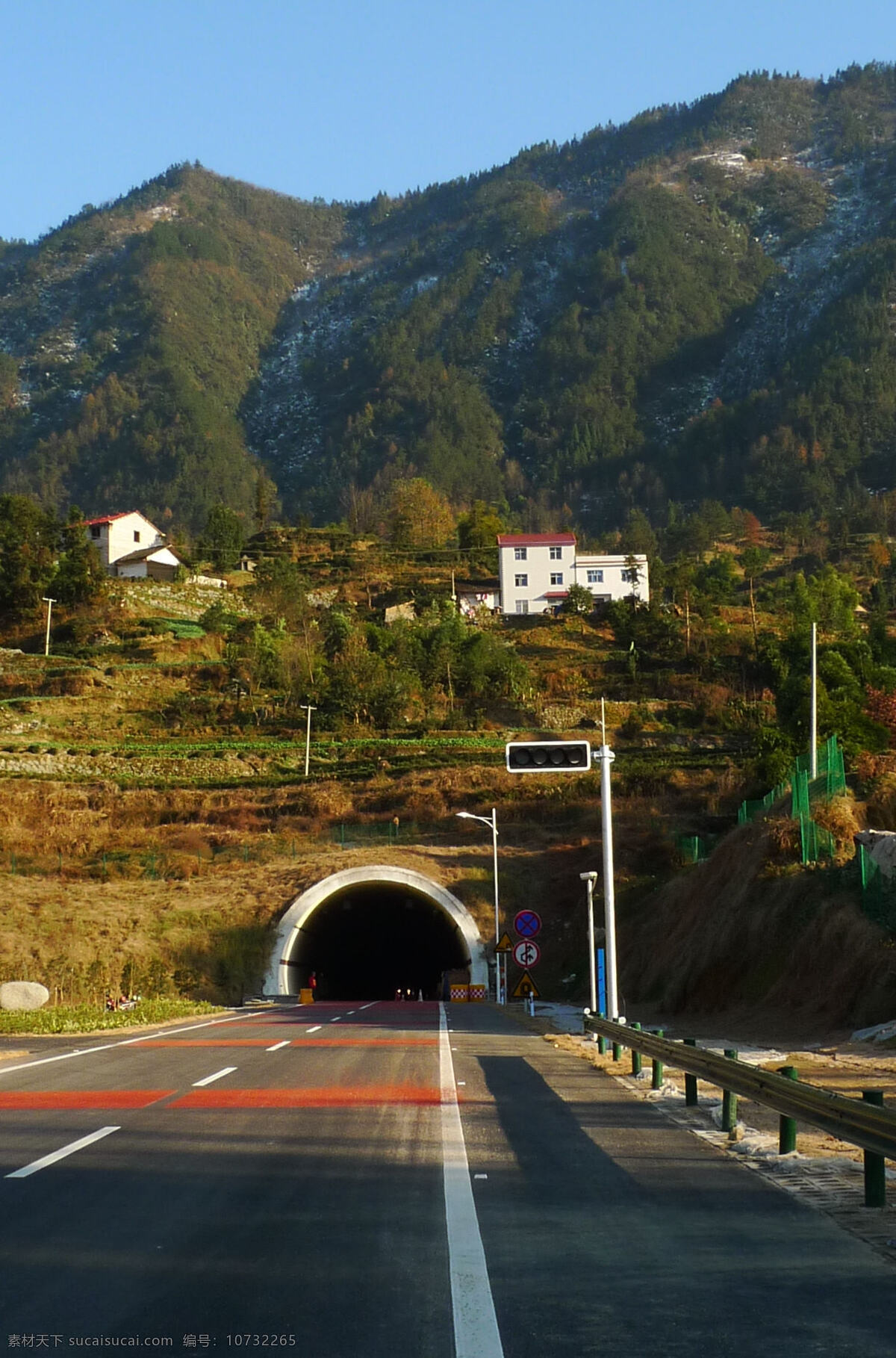 高速公路 三峡 翻 坝 隧道口 公路景观 人文景观 路面 绿化 树林 现代交通 交通工具 现代科技