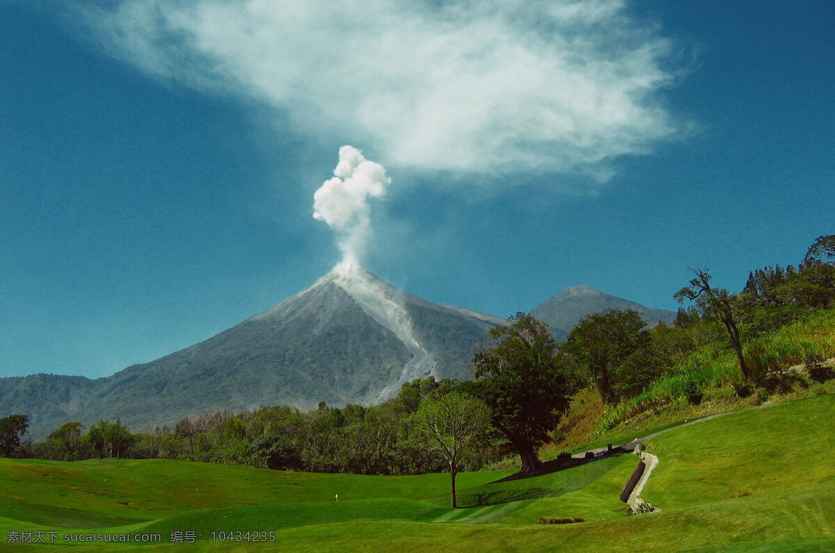 危地马拉 火山 喷发 火山喷发 烟雾 雾气 远山 山丘 山峰 蓝天 草地 青草 火山爆发 自然景观 地理 地貌 地况 地面 自然风景