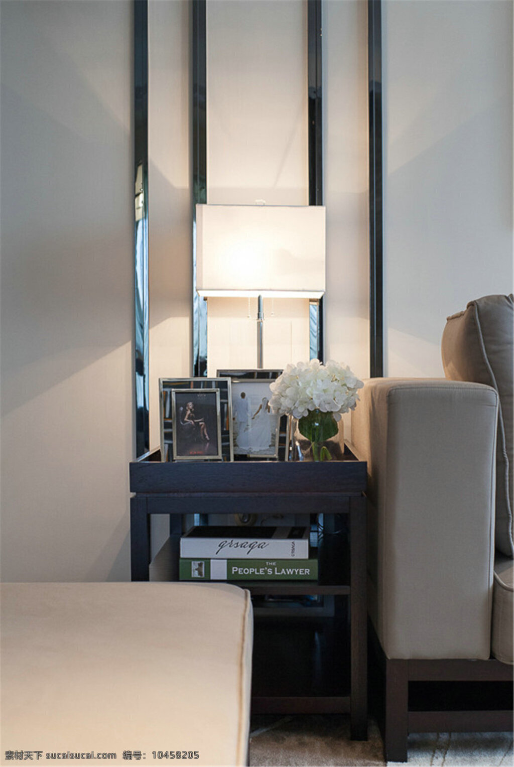 现代 时尚 客厅 白色 方块 吊灯 室内装修 效果图 客厅装修 黑色柜子 木地板 浅褐色沙发