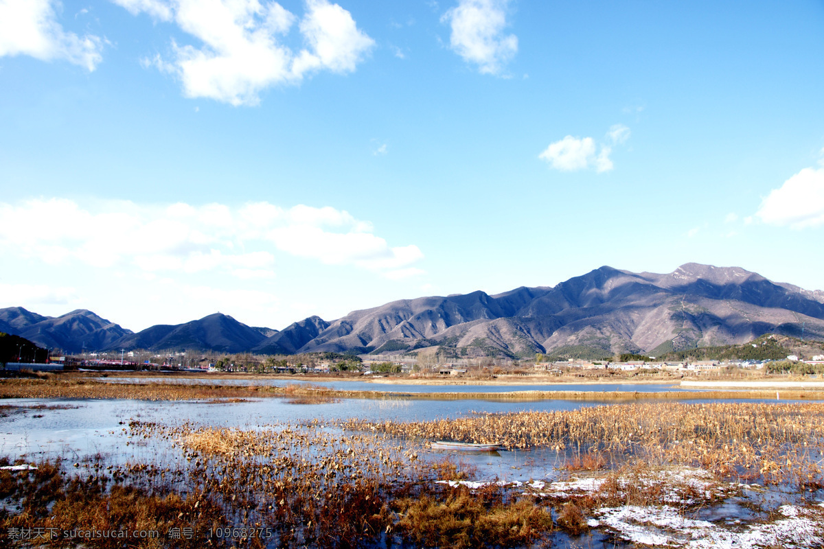 远山云影 蓝天 白云 杂草 水塘 云影 初冬 阳光 残雪 渔船 风景 山水风景 自然景观