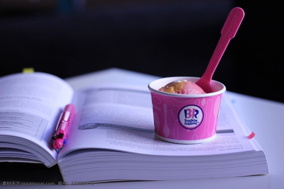 看书 书 书籍 书背景 书籍背景 古书籍 书籍装帧 休闲时光 笔 冰淇淋 双色冰淇淋 粉色 冷饮 甜筒 草莓 花式冰淇淋 生活百科 生活素材
