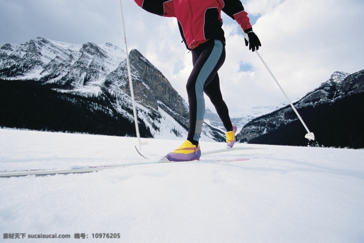 雪地 上 滑雪 运动员 高清 冬天 雪地运动 划雪运动 极限运动 体育项目 运动图片 生活百科 雪山 美丽 雪景 风景 摄影图片 高清图片 体育运动 白色
