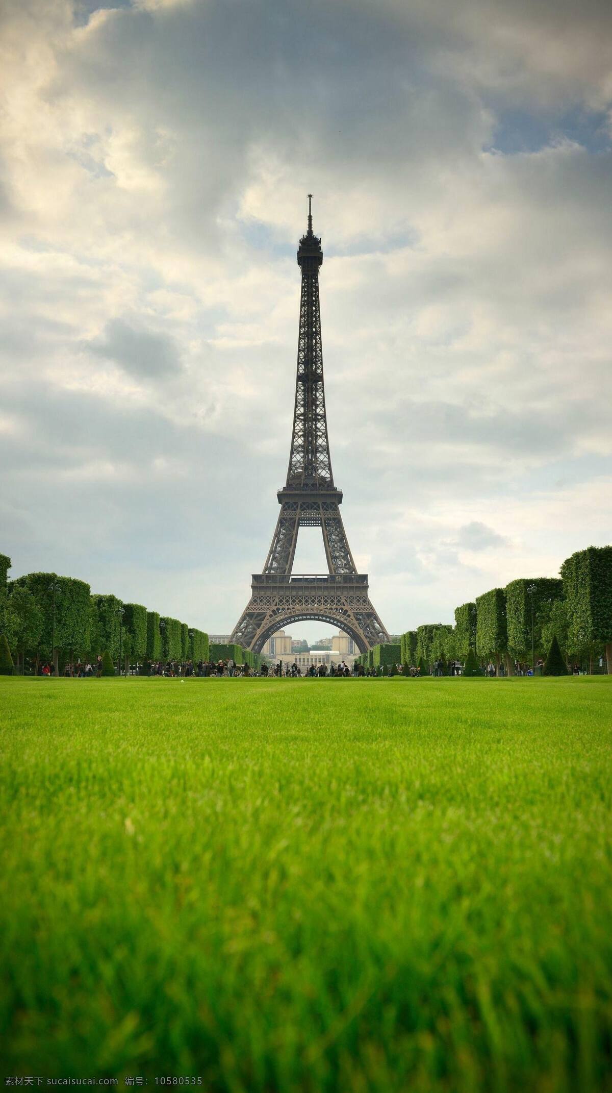 巴黎埃菲尔铁塔 草坪 取景点 乌云 树木 人群 建筑物