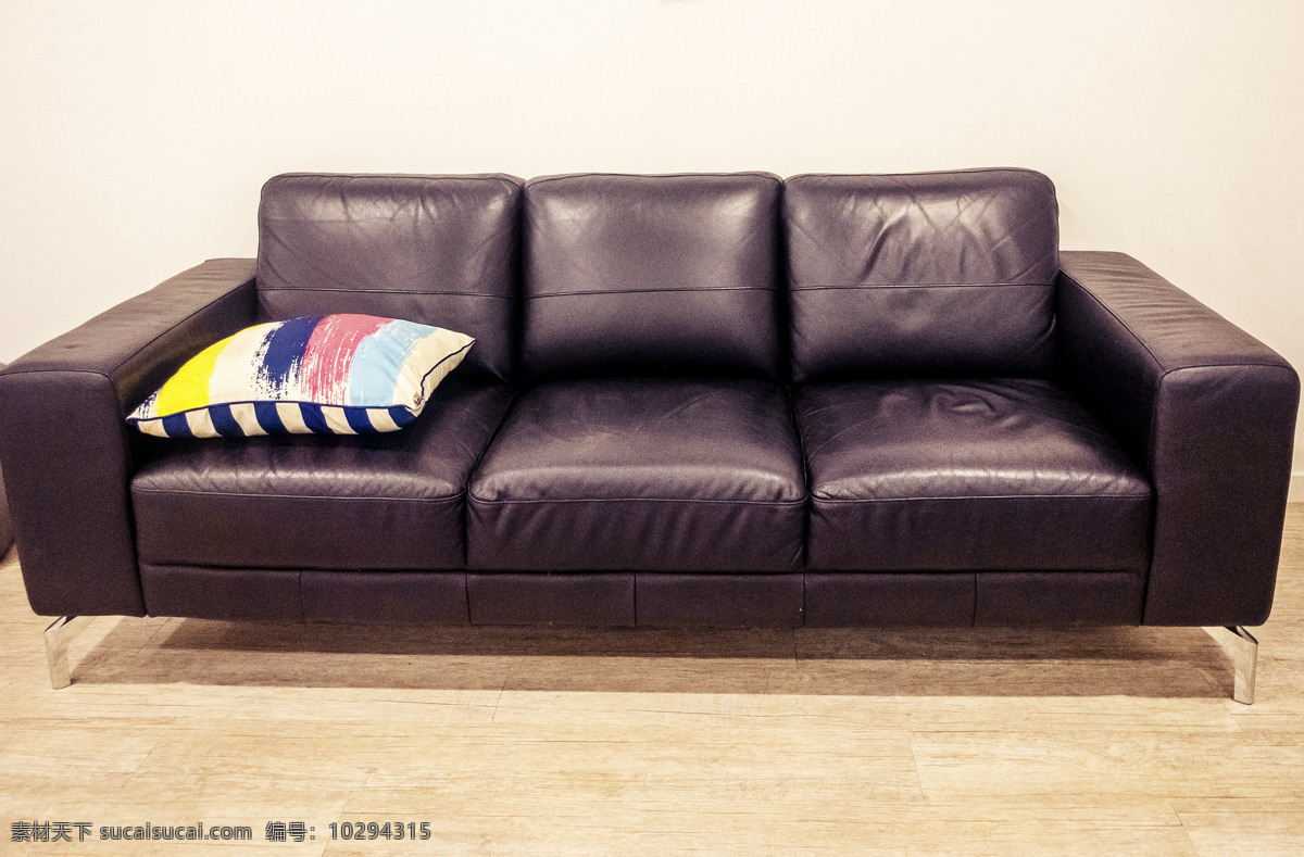 一个 黑色 真皮 长沙 发 长 沙发 木地板 舒适 简约 大气 千库原创