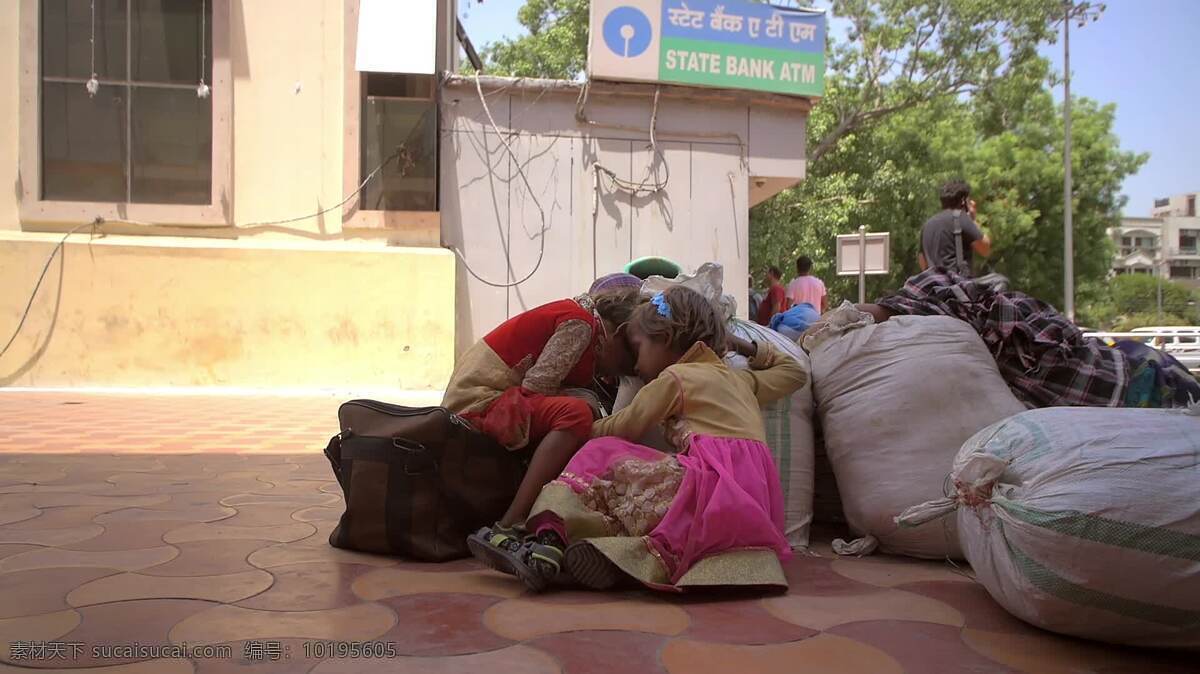 印度 儿童 坐在 地板 上 人 家庭 女人 女孩 小孩 小的 坐 分离 兄弟姐妹 india17 男孩 行李