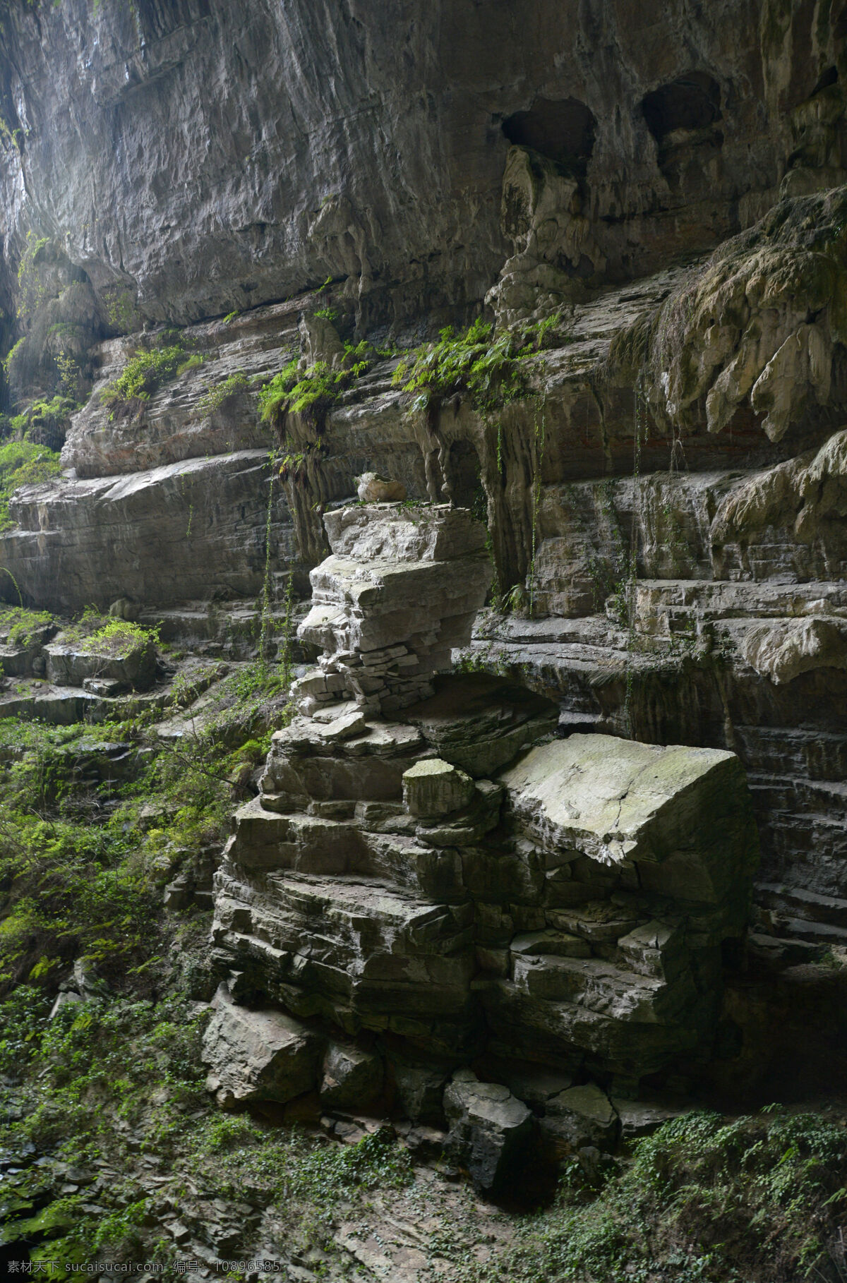 武隆山地缝 高山 峻岭 峡谷 流水 悬崖 千仞 岩壁 绝险 地缝 狭窄 一线 天光 重庆专辑 自然景观 风景名胜