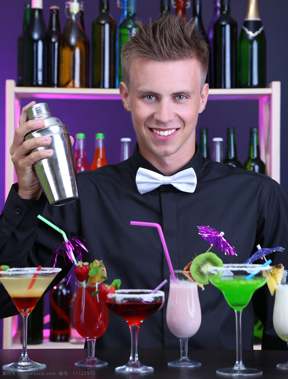 高清 调酒师 酒吧 服务员 鸡尾酒 餐厅 ktv 生活娱乐 商务人士 人物图片