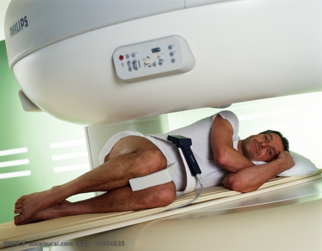 正在 医院 做 检查 男子 躺着 医疗设备 扫描 高级 人物摄影 人物图库