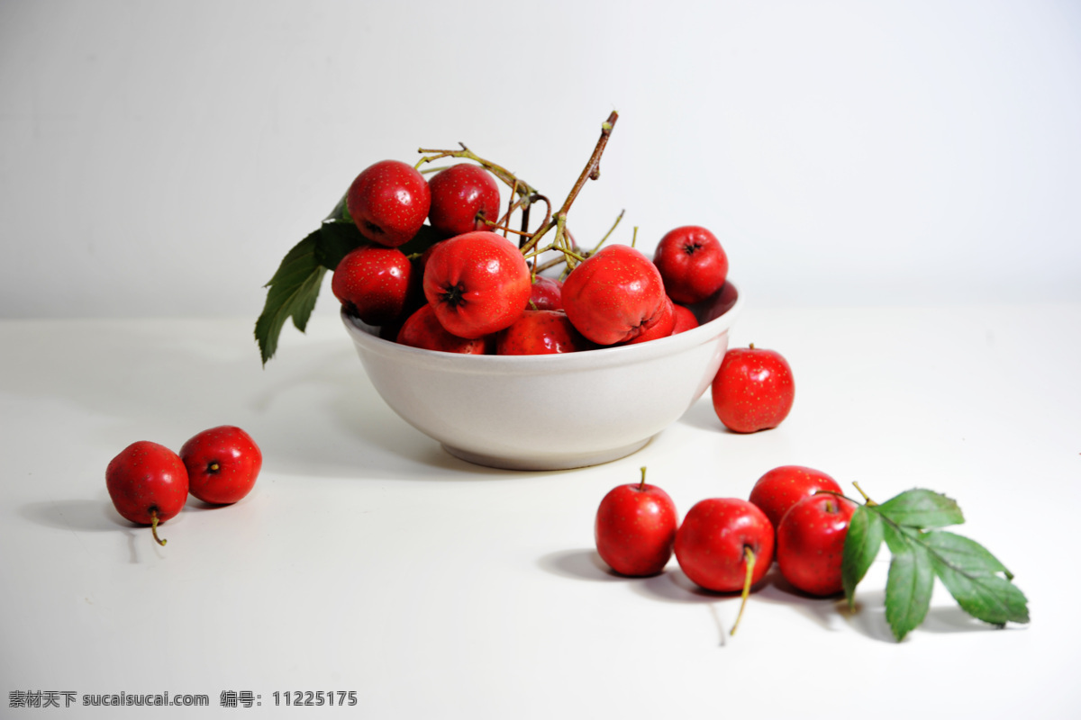 碗里的山楂 山楂 红果 水果 碗 收获 秋天 红色 果实 生物世界