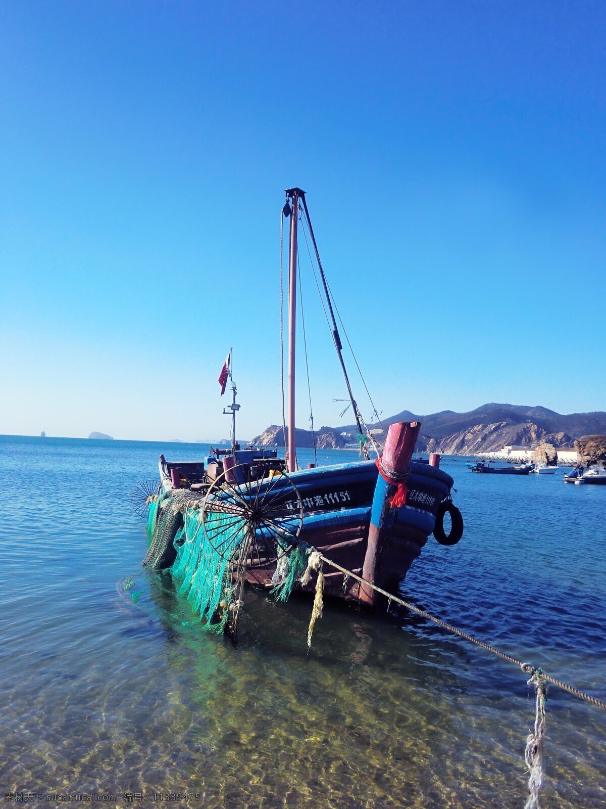 海边木渔船 渔船 船 渔夫打鱼 海浪 沙滩 出海 蓝天白云 出海打渔 岛屿 背景图片系列 自然景观 自然风景