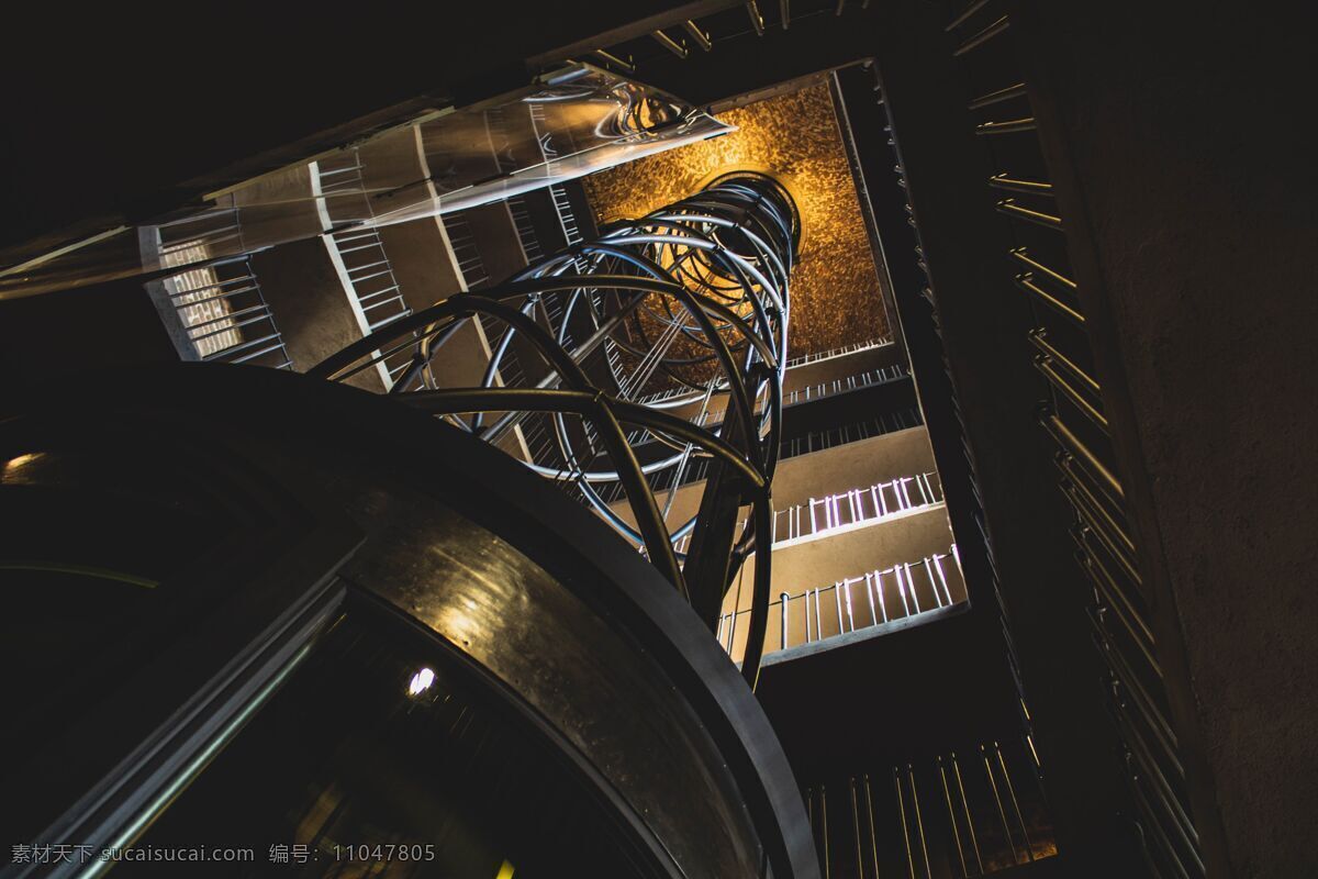 老式电梯 电梯 深 楼层 楼梯 结构 室内 建设 螺旋 老 古老 栏杆 黑色 光 光影 背景 壁纸