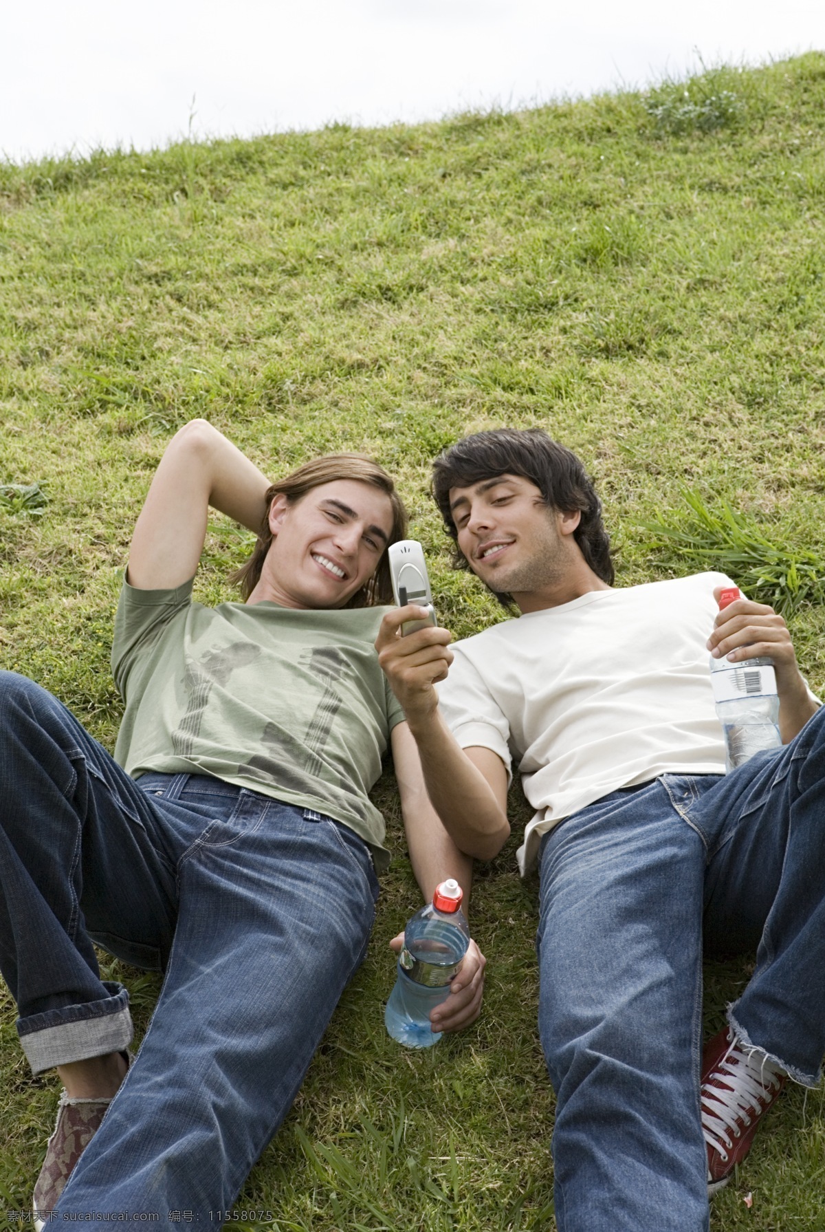 躺 草地 上 青年 男生 时尚青年 外国青年 男性 男人 时尚男人 活力 阳光男孩 躺着 玩手机 生活人物 人物图片
