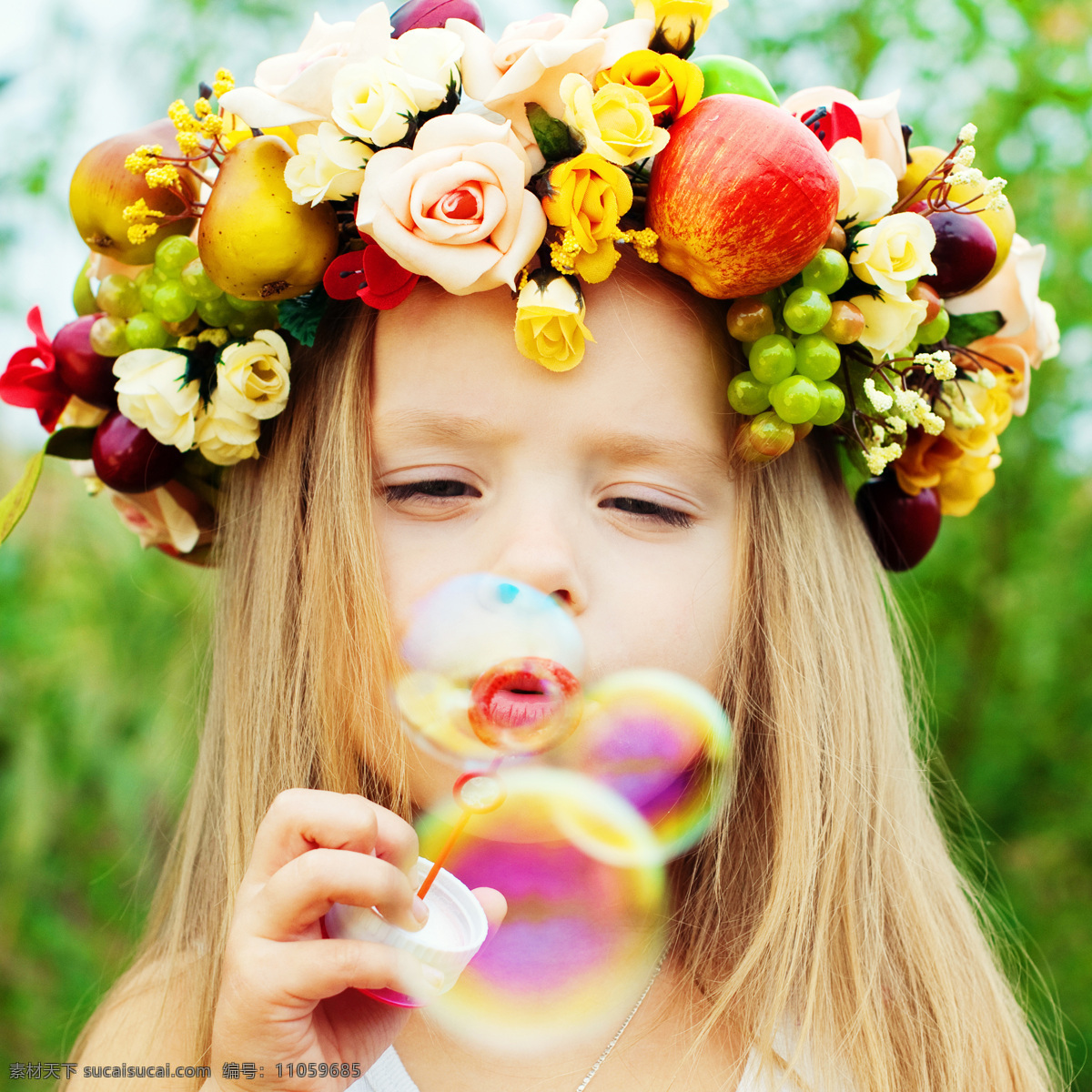 吹 泡泡 女孩 孩子 儿童 花朵 植物 梦幻背景 花环 生活人物 人物图片