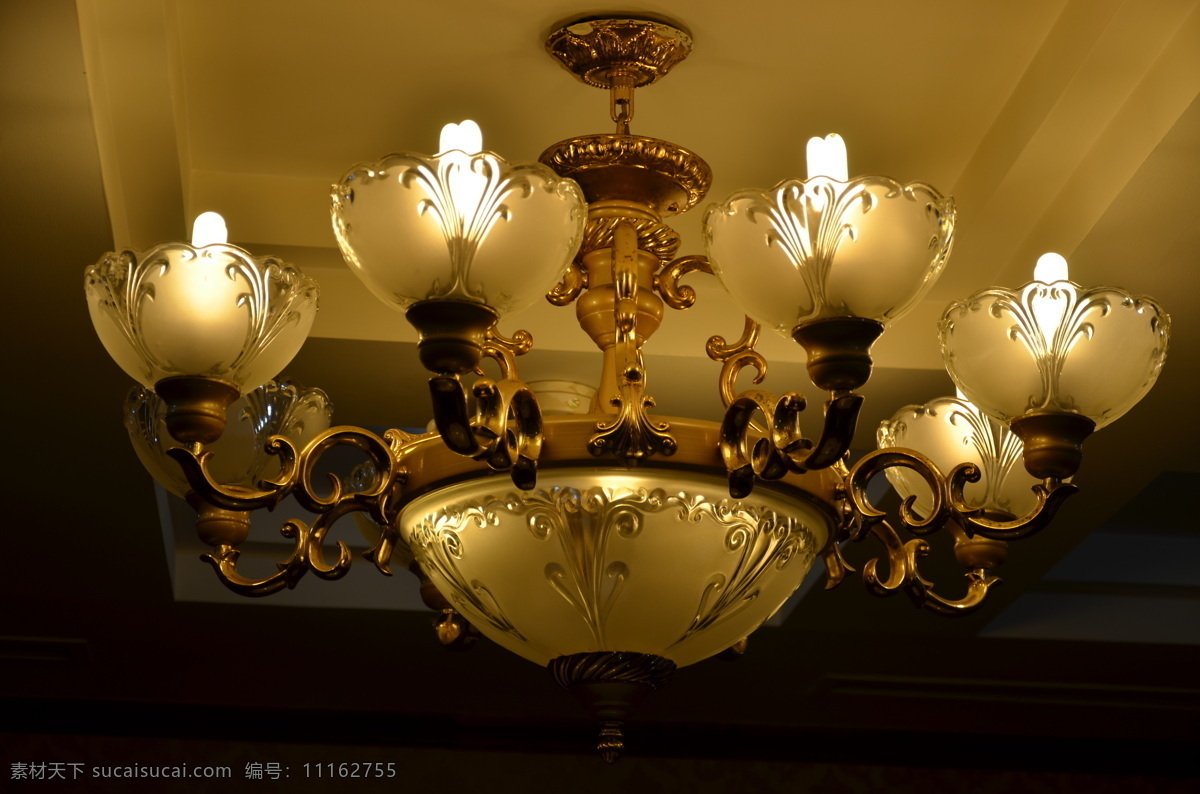 餐厅 灯饰 吊灯 建筑园林 酒店 酒店灯饰 室内摄影 大灯 八盏 中间一盏 青岛北村 装饰素材 灯饰素材