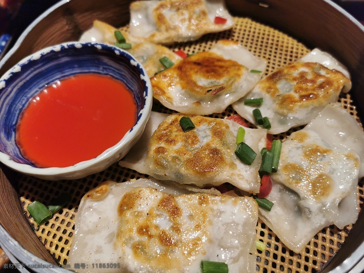 锅贴图片 锅贴 面食 主食 纸皮锅贴 脆皮锅贴 冰花锅贴 传统美食 肉锅贴 素锅贴 小吃 摄影图片