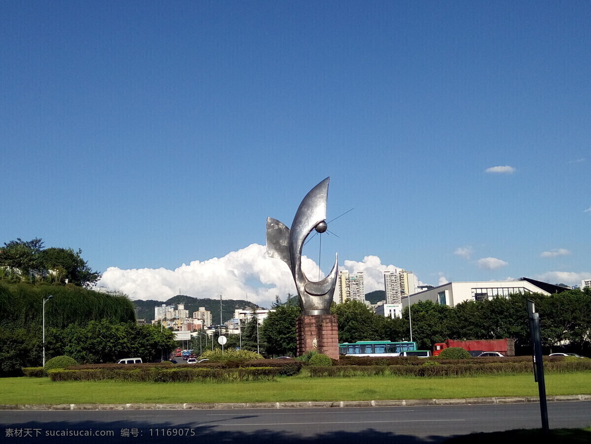 重庆建筑风景 重庆 风景 建筑 蓝天 白云 青草 公路 诗意 画 树荫