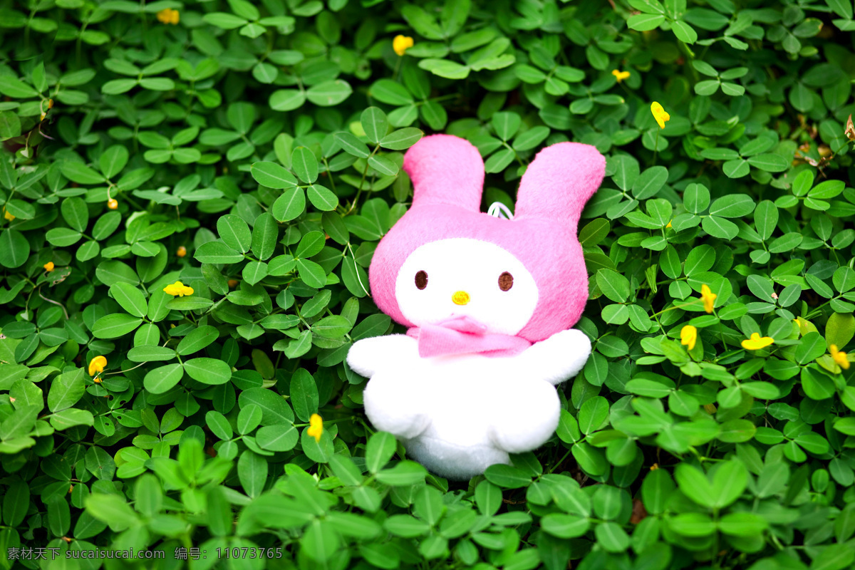 草地 上 玩具 兔 公仔 环境 建筑园林 室内摄影 兔子 玩偶 psd源文件