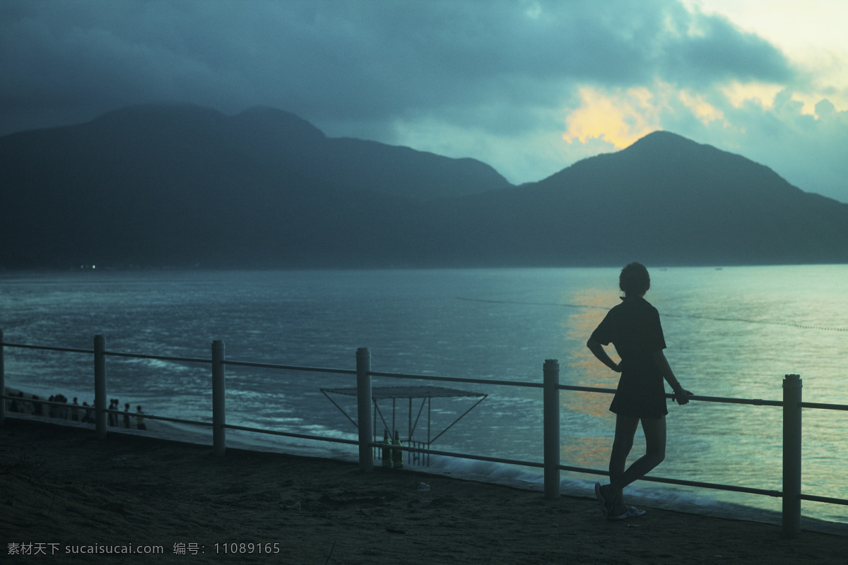 海岸 海水 海滩 人 日出 山 摄影图库 天空 眺望日出 眺望 云 昏暗 夕阳 休闲 自然景观 自然风景 psd源文件