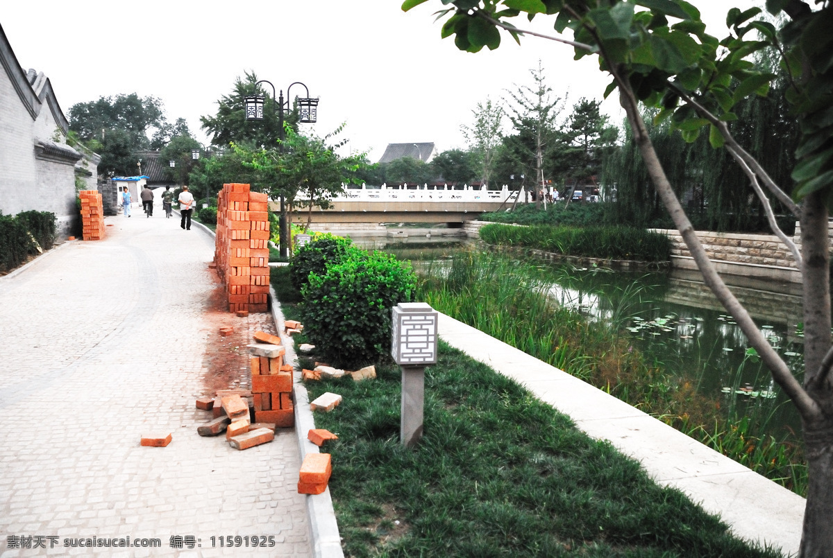 草地 池塘 灯笼 地灯 国内旅游 荷花荷叶 红砖 柳树 北京 通惠河 玉河 遗址 小河 小木船 井盖 水中倒影 行人 中式建筑 四合院 路灯 旅游风光 旅游摄影 家居装饰素材 灯饰素材