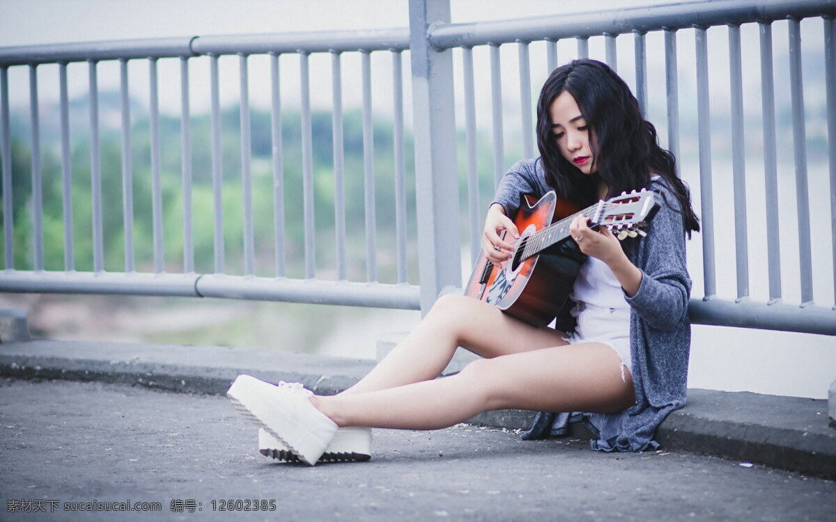 弹吉他的女孩 女性 女人 人物图库 女性女人