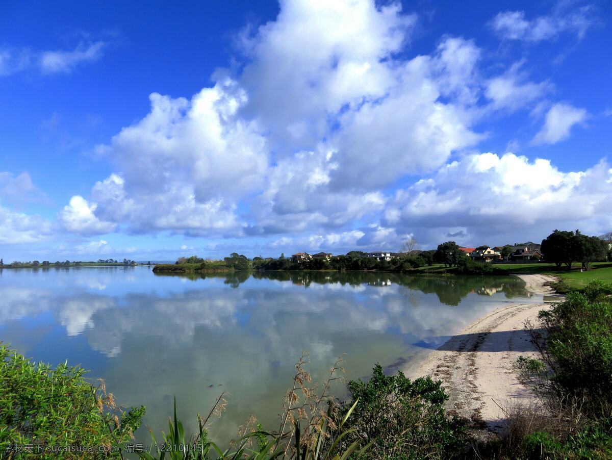 漂亮 海滨 风景图片 天空 蓝天 白云 云朵 大海 海水 海湾 海滩 海滨小镇 绿树 绿地 草地 倒影 新西兰 风光 自然景观 自然风景