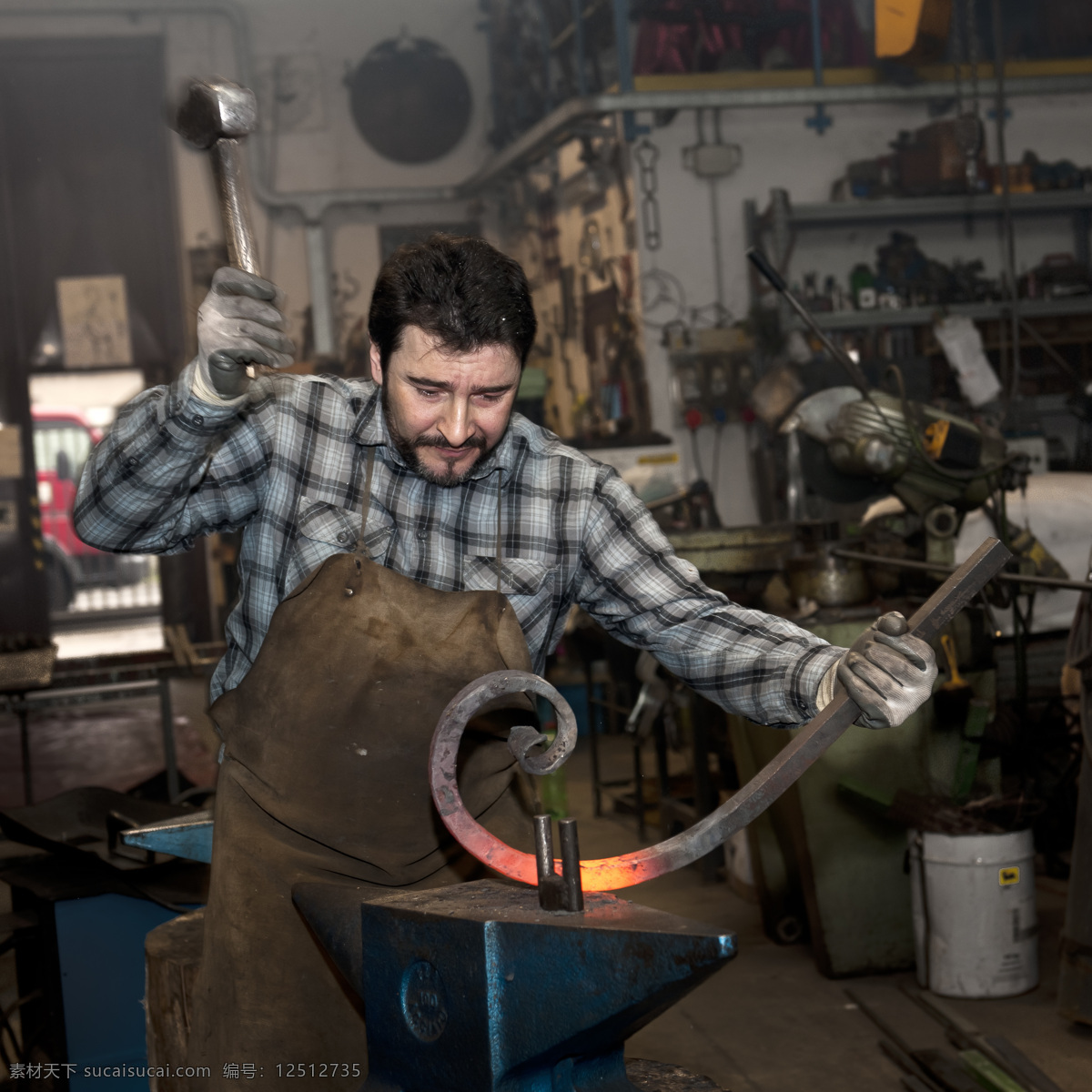 打铁 铁匠 铸铁 职业男性 职业男人 商务人士 人物图片