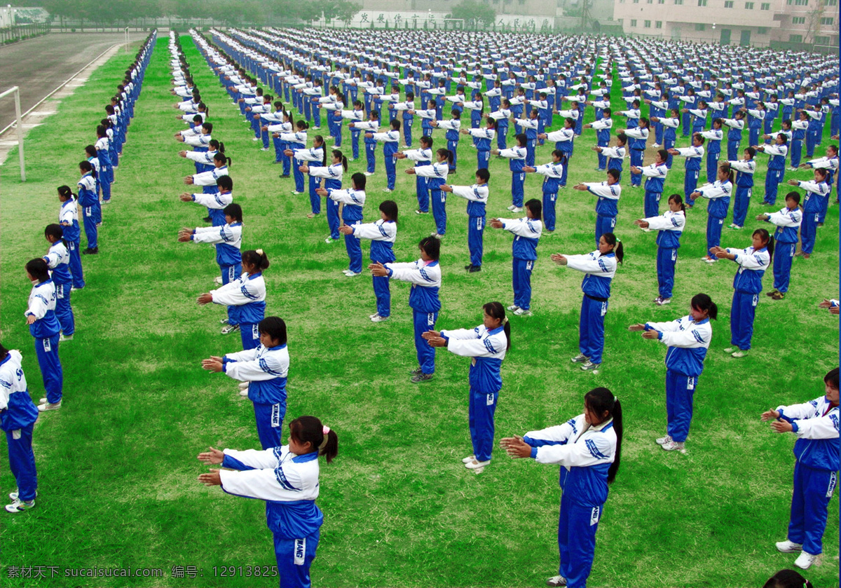 广播操 学生 绿草地 大场景 日常生活 人物图库