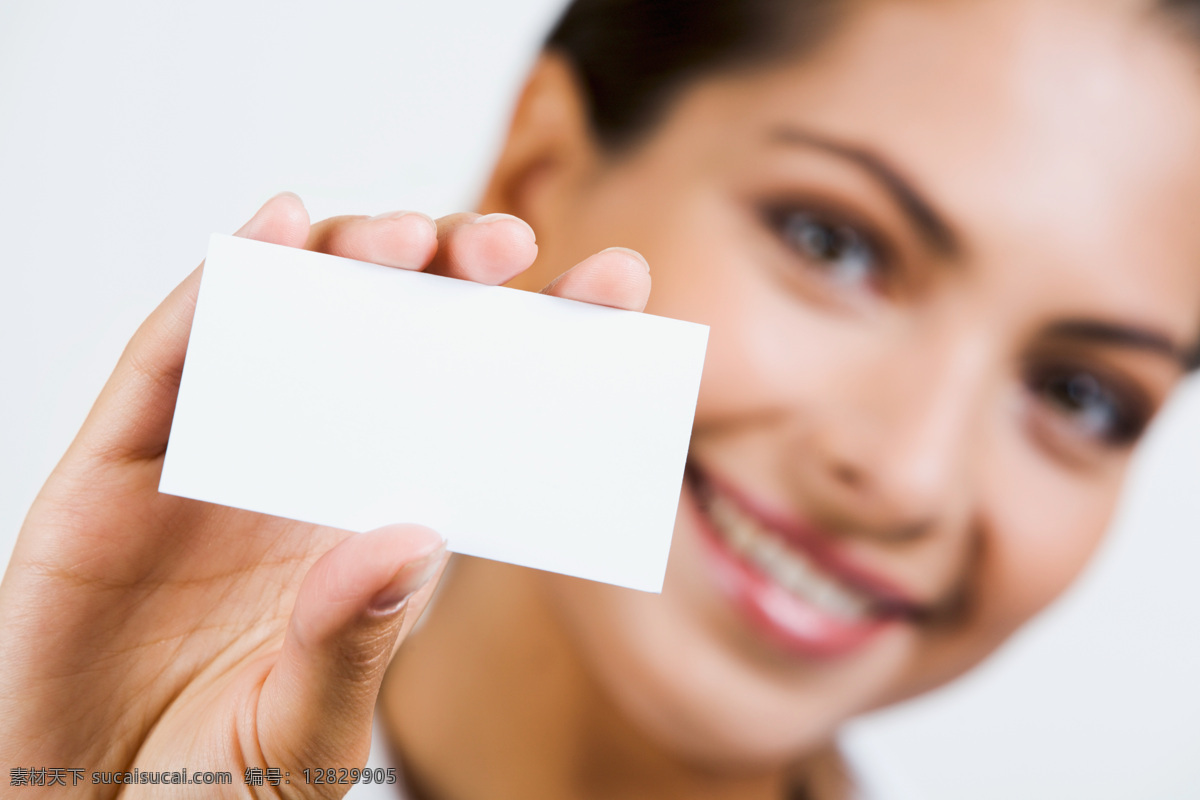 手 空白 卡片 商务 女人 人士 人物 外国女人 美女 职业女性 商务女人 开心 微笑 手势 拿着 展示 空白卡片 白色卡片 银行卡 名片 广告模板 高清图片 商务人士 人物图片