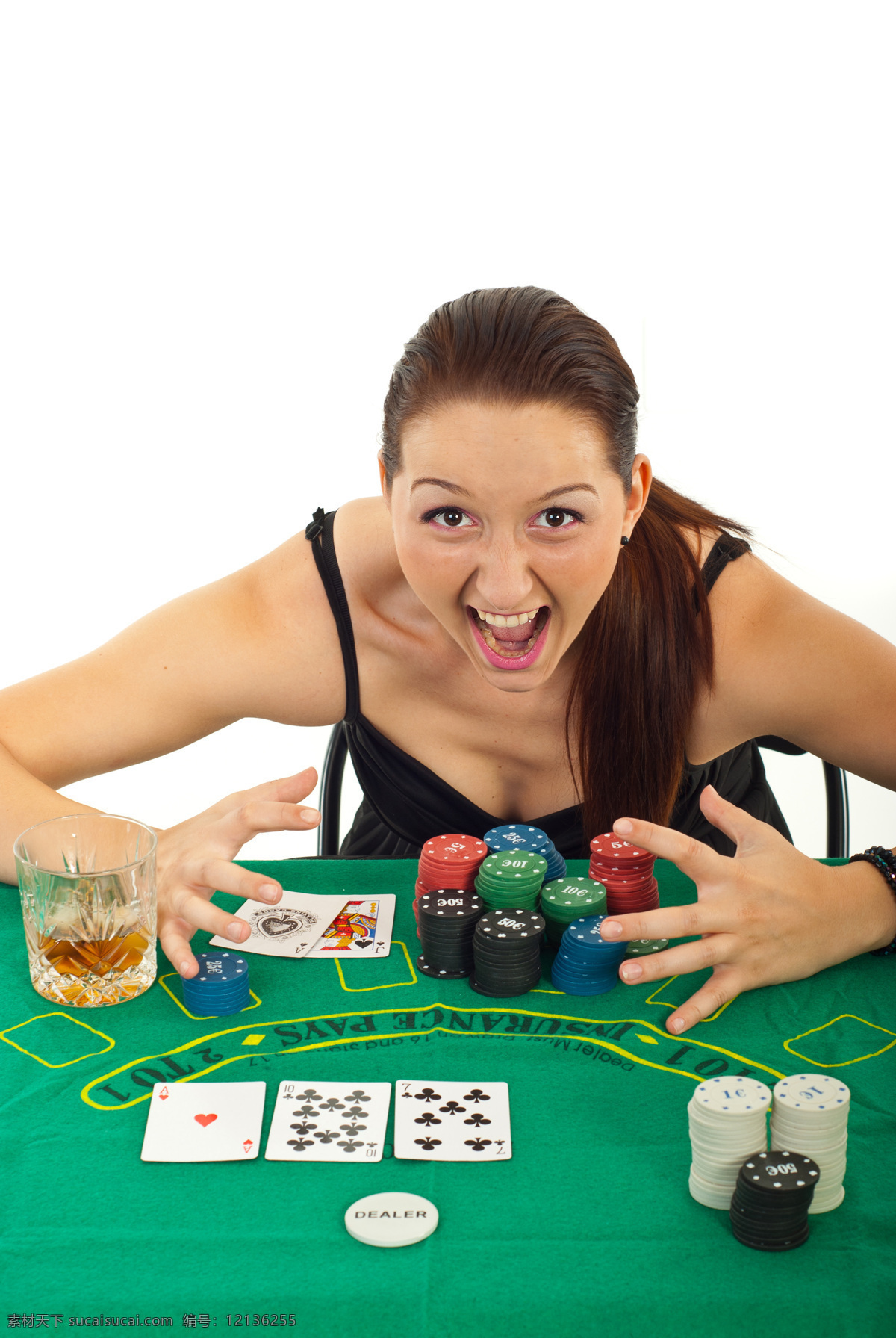 赌场 里 性感美女 赌博 外国美女 时尚女性 赌钱 牌九 筹码 扑克 纸牌 生活人物 人物图片