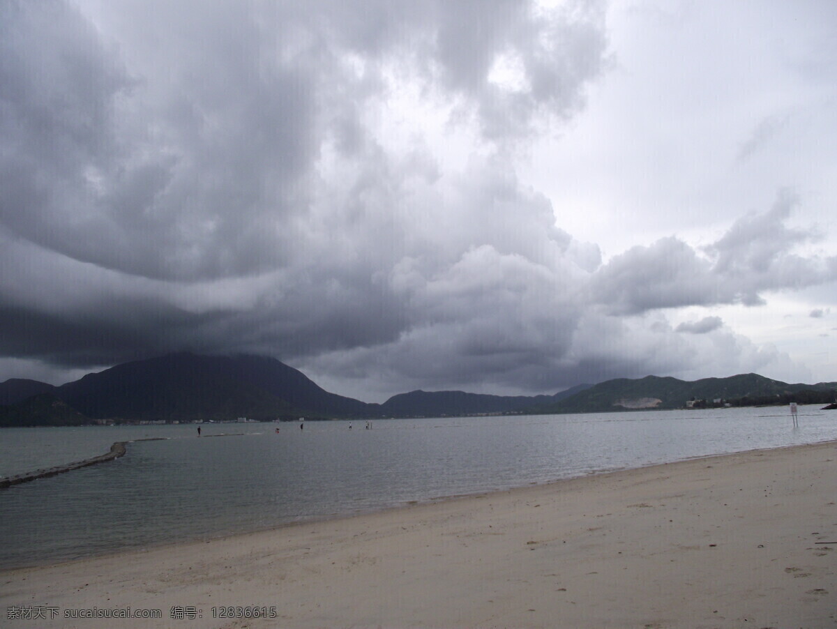 海上乌云 乌云 山 山峦 沙滩 天空 海 海面 海堤 风景 海景 大雨 游人 自然风景 自然景观
