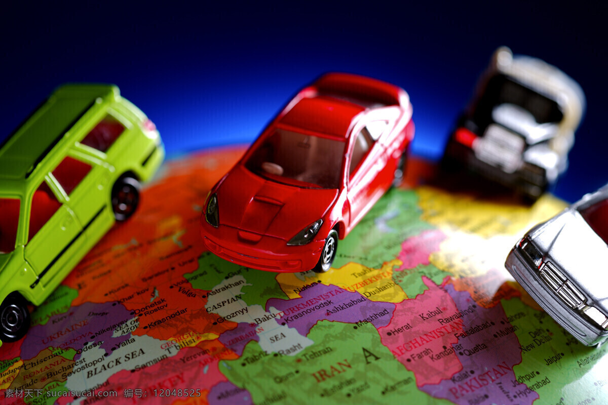 爬 满 地球仪 小汽车 汽车 玩具 汽车玩具 环保 公益广告 可利用资源 高清图片 地球图片 环境家居