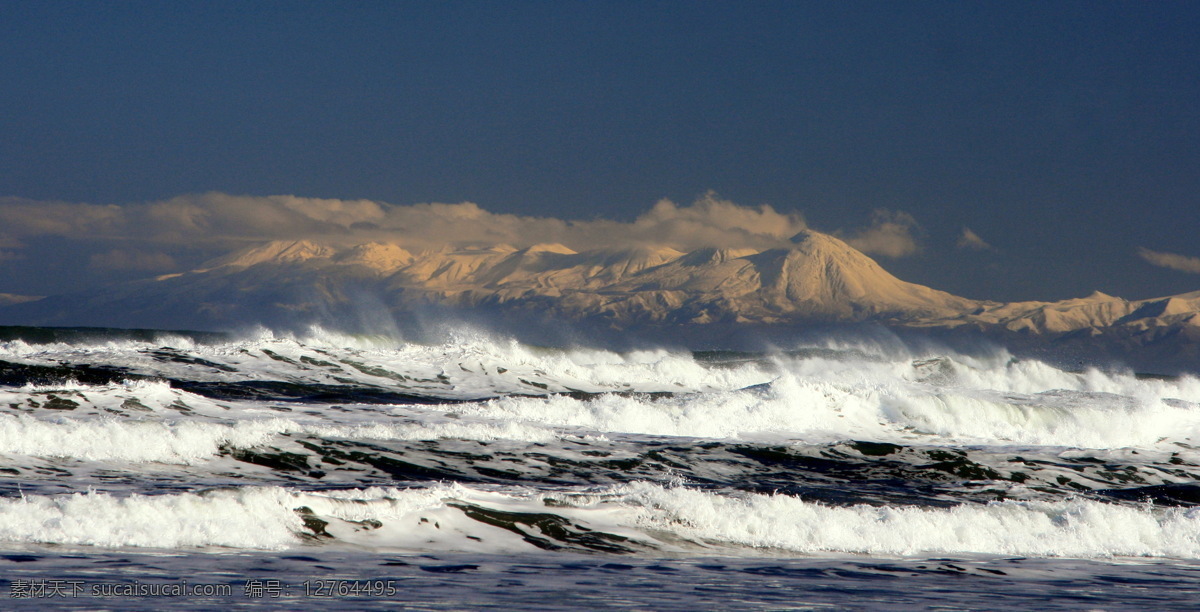 海浪 海岸 海景 浪花 旅游摄影 摄影图库 远山 自然风景 自然景观 浪 山峦云海 海洋风光 海洋景观 风景 生活 旅游餐饮