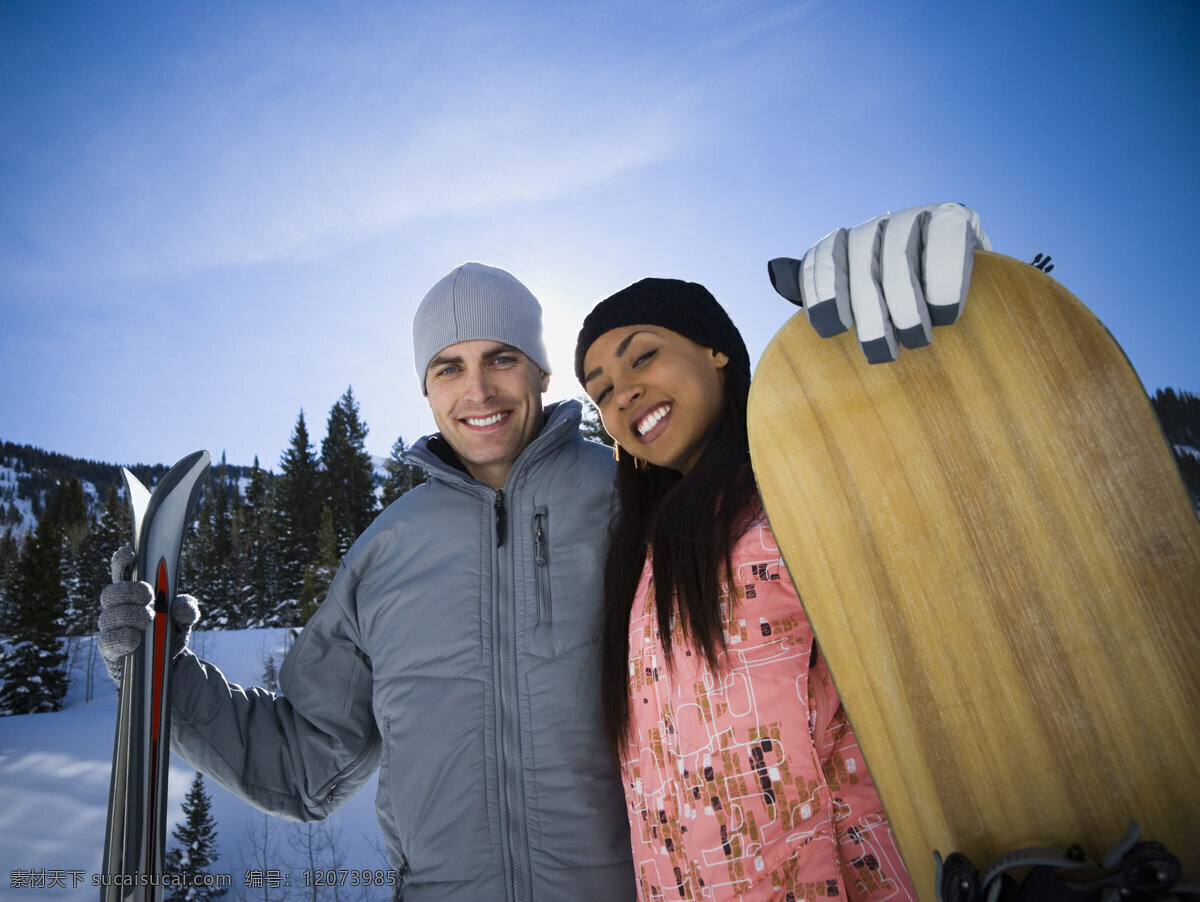 开心 滑雪 情侣 滑雪场 运动 滑雪工具 滑雪服 滑雪图片 生活百科