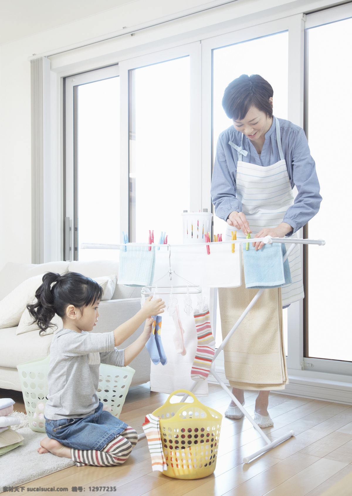 家居生活 人物 母女 日常生活 温馨 晒衣服 做家务 人物摄影 妈妈 女儿 高清 日常 生活 人物图库