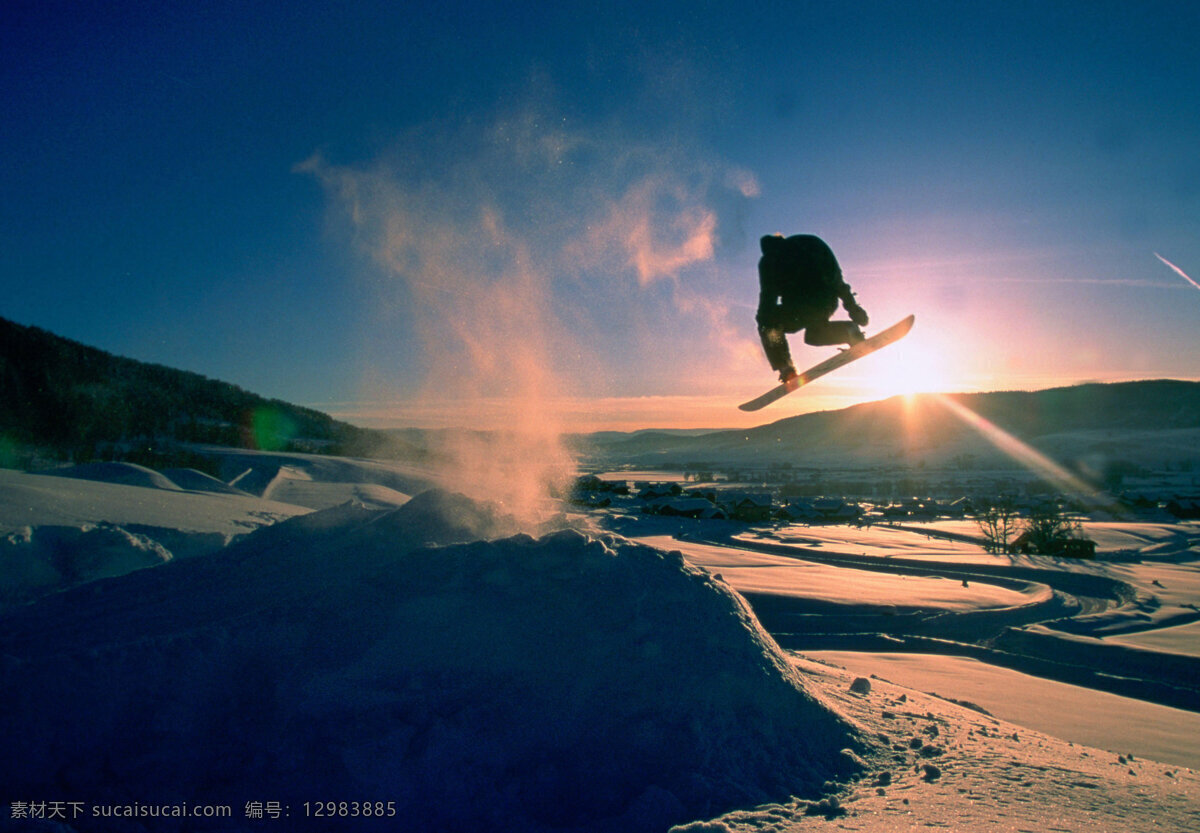 阳光 下 滑雪 男人 猛男 一个人 冲刺 刺激 享受 腾空 飞越 追求 梦想 充实 快乐 冬天 运动 白雪 雪地 高山 高清图片 滑雪图片 生活百科