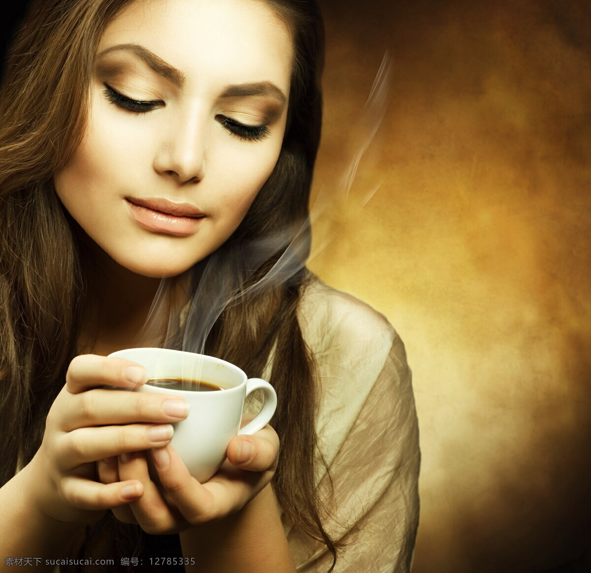 看着 咖啡杯 美女图片 喝咖啡 享受 性感 气质 品质生活 美女 女人 人物图片