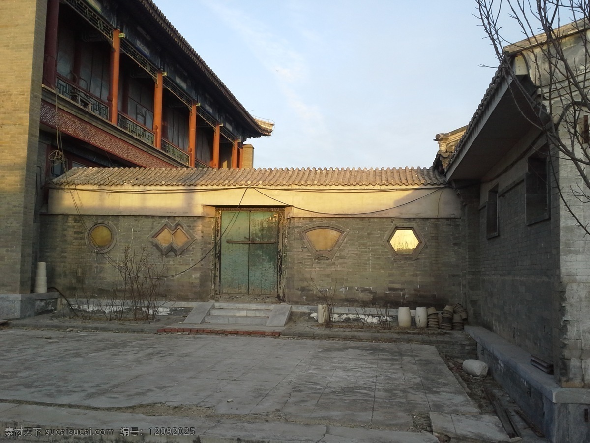 老北京四合院 小木门 灰瓦 灰墙 低矮破旧 北方建筑 北京行 国内旅游 旅游摄影
