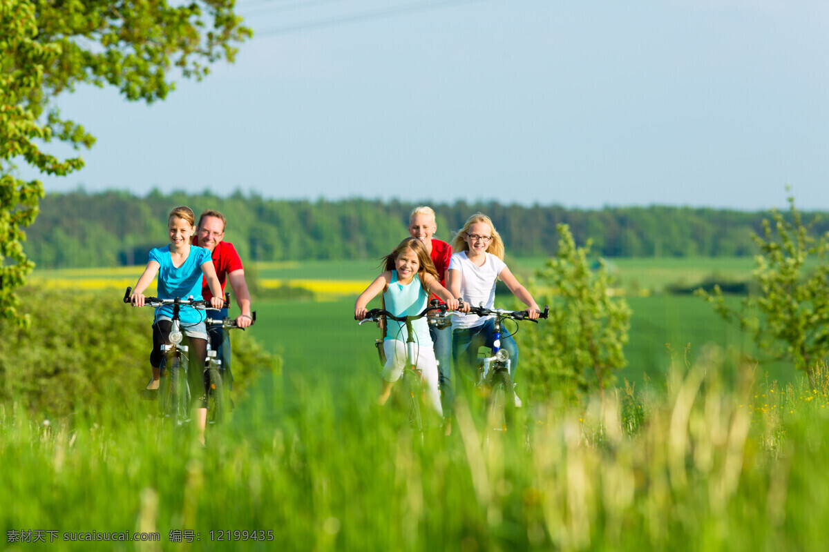 骑车 郊游 一家人 草地 效游 自行车 温馨 幸福 家庭 爸爸 妈妈 小男孩 小女孩 大人小孩 男人女人 生活人物 人物图片