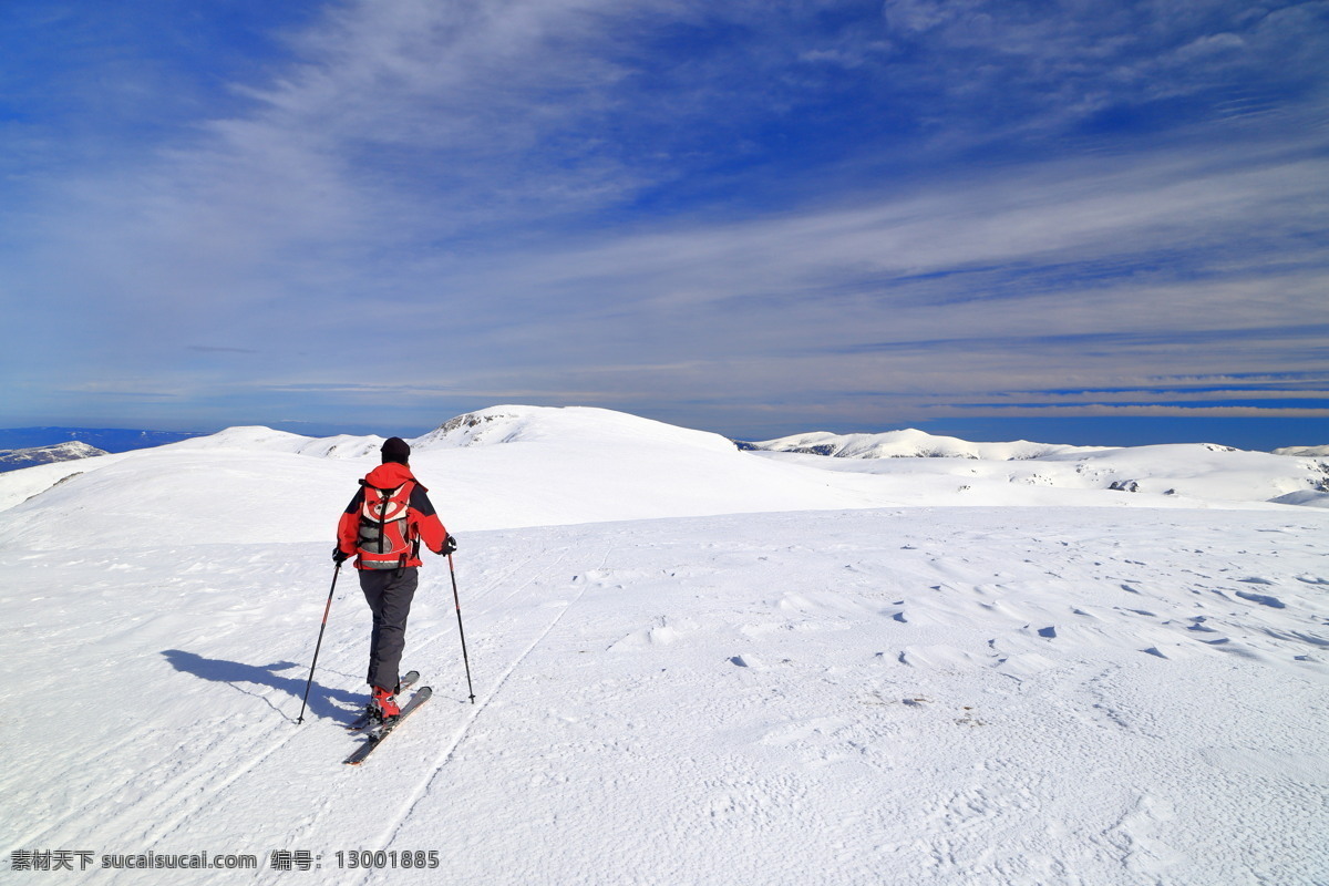 蓝天 下 滑雪 运动员 滑雪运动员 滑雪场风景 美丽雪景 雪山风景 体育运动 滑雪图片 生活百科