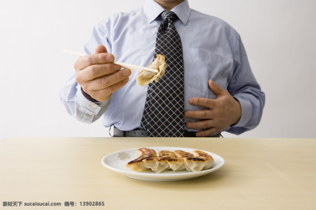 减肥 吃饺子 饺子 炕饺子 瘦身 脂肪 腰围 男性减肥 男性瘦身 男人减肥 男人瘦身 男士减肥 男士瘦身 亚健康 职业人物 人物图库