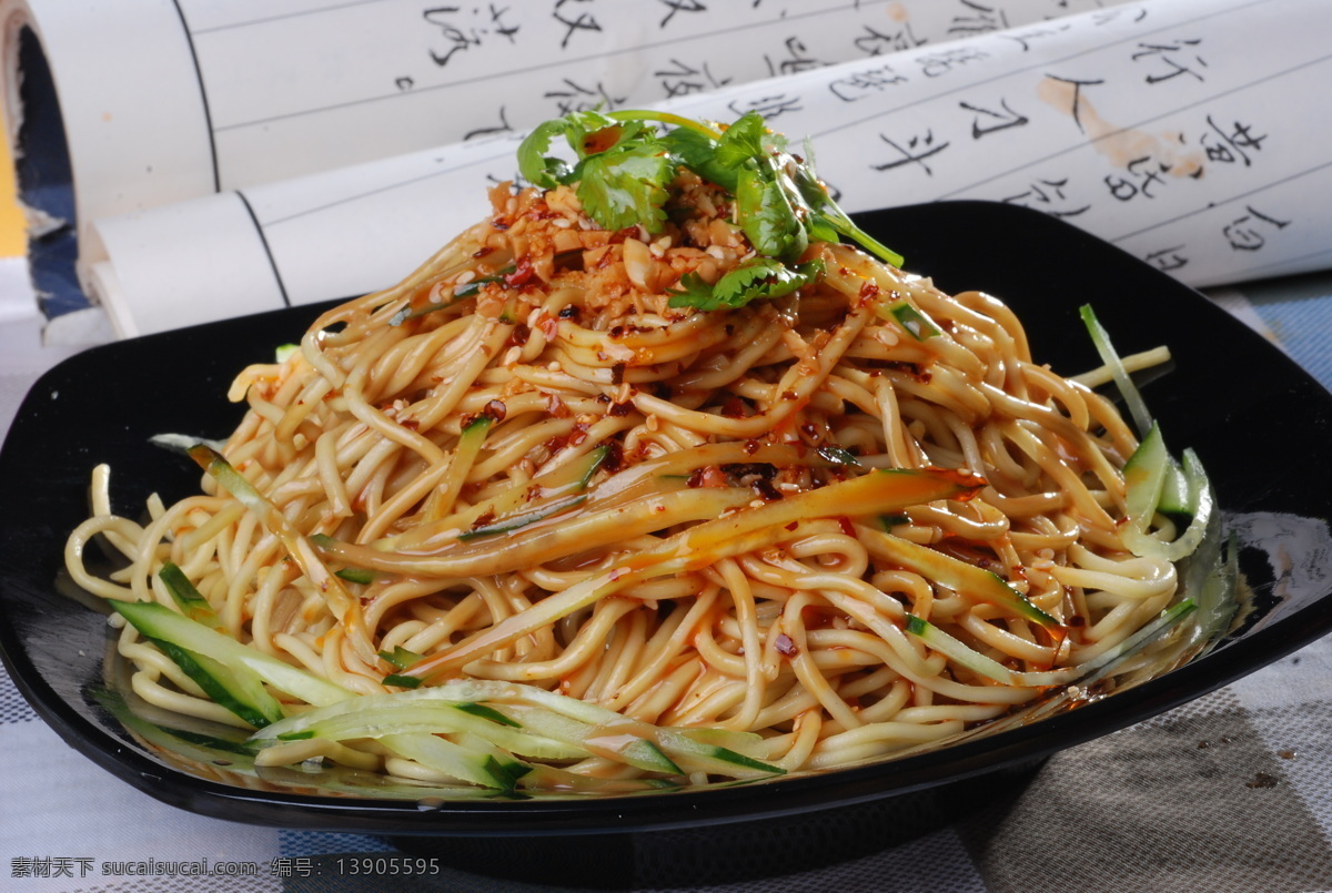 凉面 麻辣凉面 香菜 黄瓜 辣椒 美食 传统美食 餐饮美食 照片