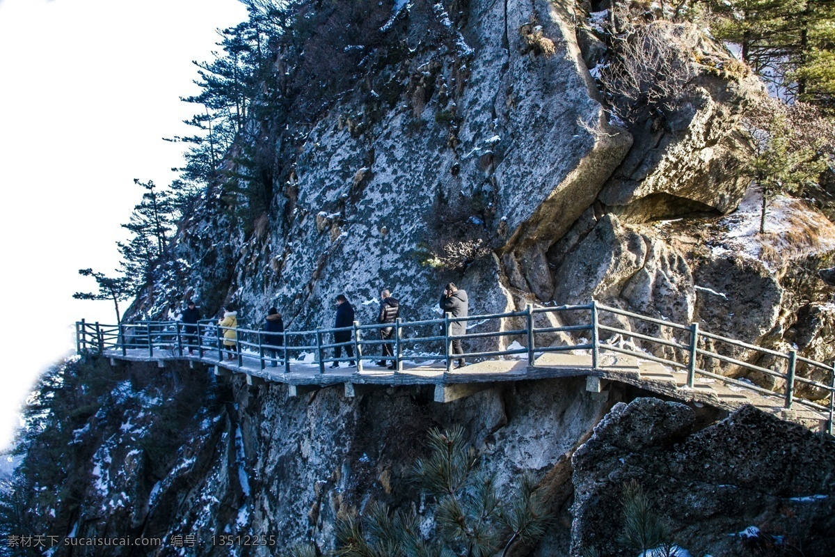 陡峭 险峻 秀丽 大山 山峰 群山连绵 山岩 山谷 峭壁 彩色岩石 森林 绿树 黄花 自然风光 山水风景 自然景观