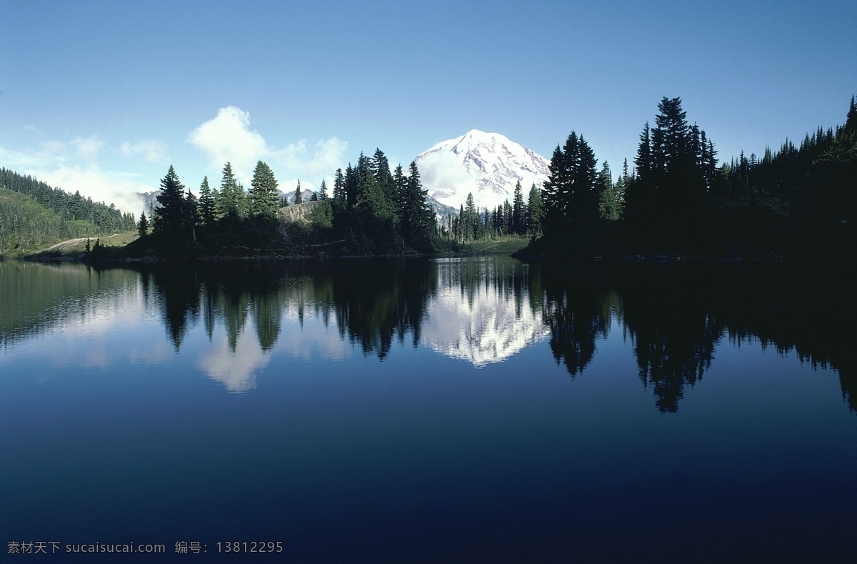 湖 湖水 蓝天白云 山 山水 山水风景 山水剪影 山恋 雪山 树木 树林 松树 自然景观 摄影图库 psd源文件