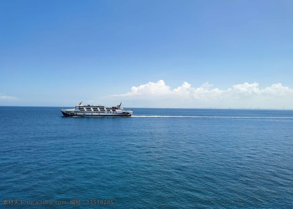 海天景象图片 大海 蓝天 海水 游艇 海天相间 自然景观 自然风景